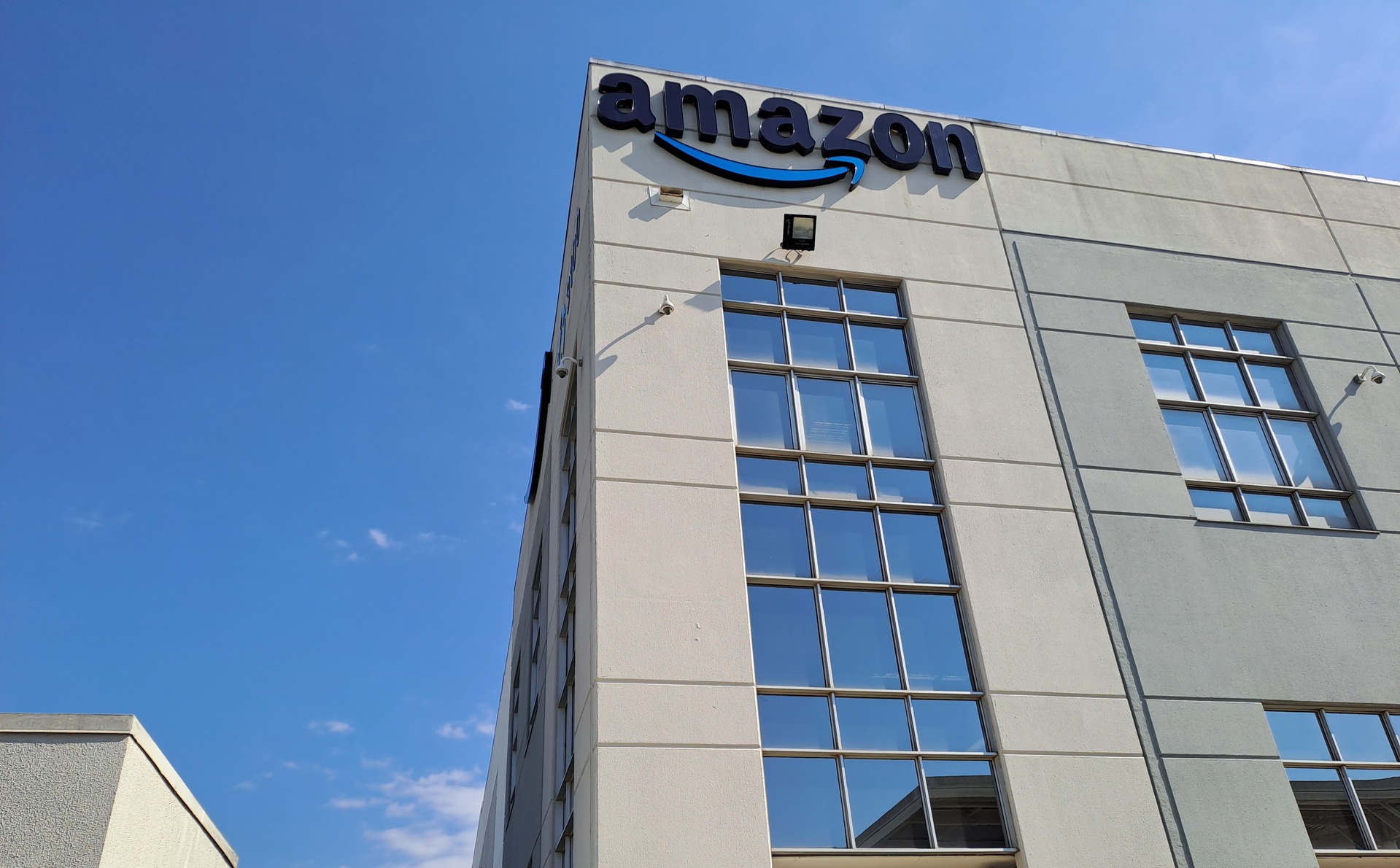 Armazém da Amazon em Nova York é alvo de caminhoneiros enquanto greve se expande