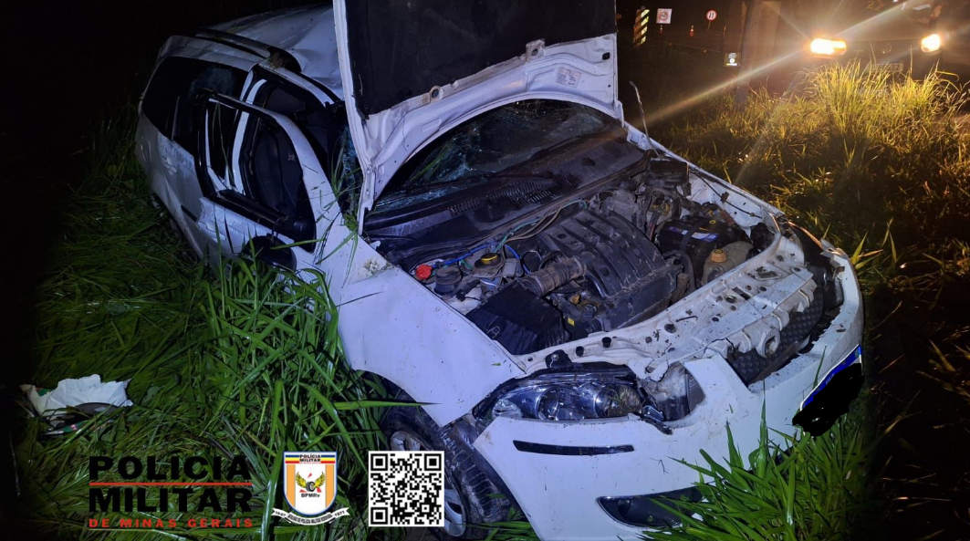 Carro que seguia sentido Divinópolis/Formiga capota na MG-050 e dois ficam feridos