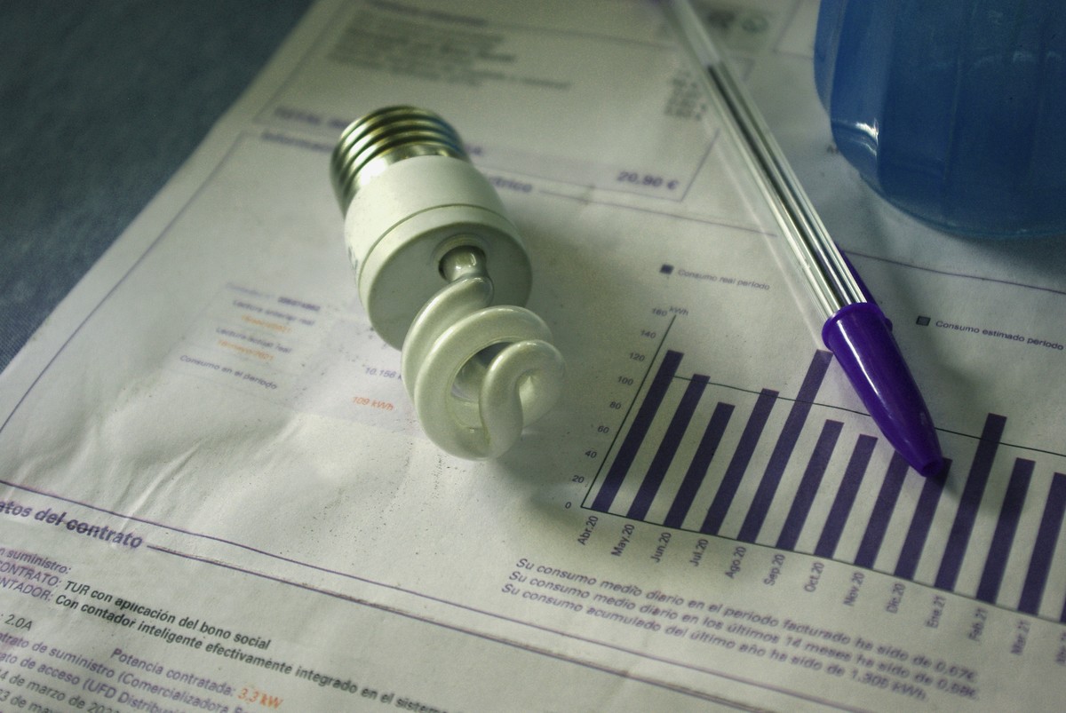 Conta de luz aumenta no verão? Entenda motivos e saiba economizar