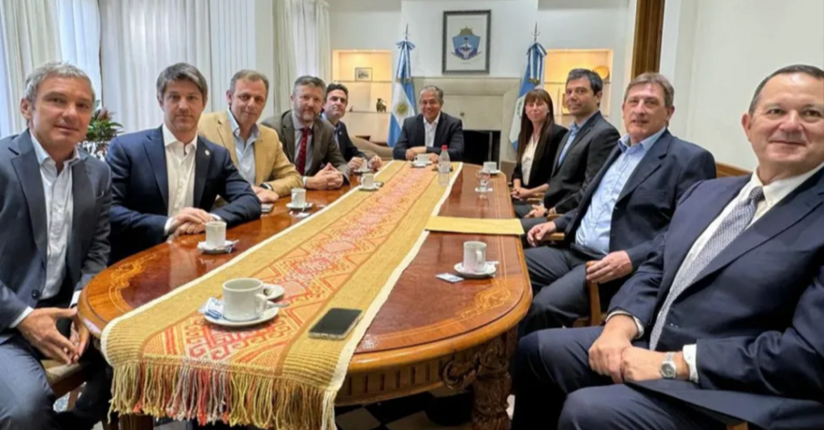 Exxon sai de Vaca Muerta; Shell vai exportar GNL da Argentina