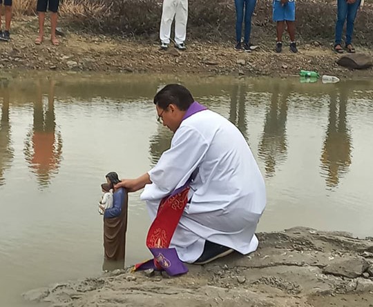 Fiéis caminham em oração por chuva na cidade de Santaluz