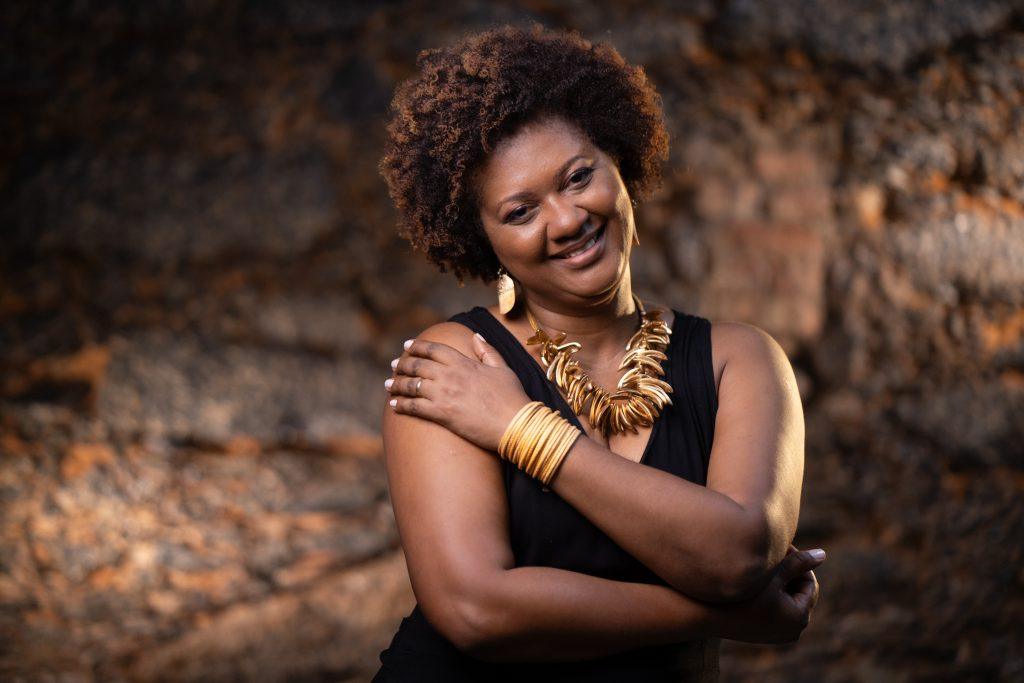 Nilze Carvalho celebra 45 anos de carreira com show no Teatro Rival Petrobras