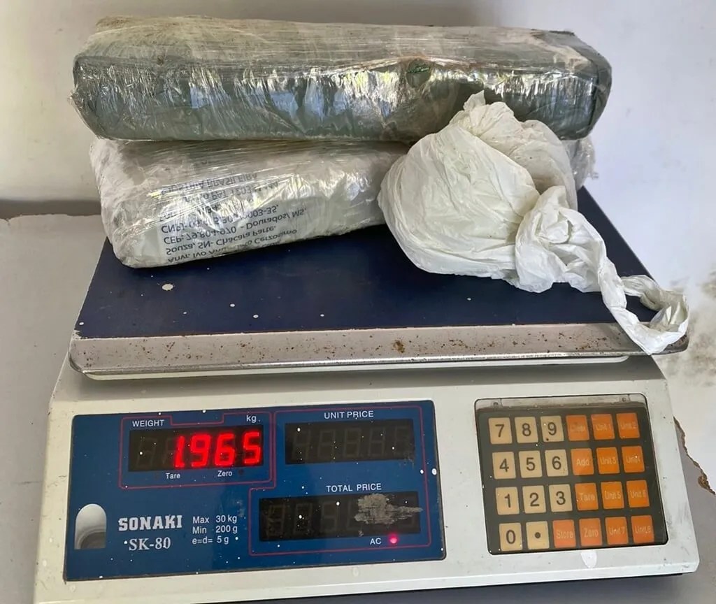 PM apreende quase dois quilos de drogas em ônibus vindo do MS para Alagoas