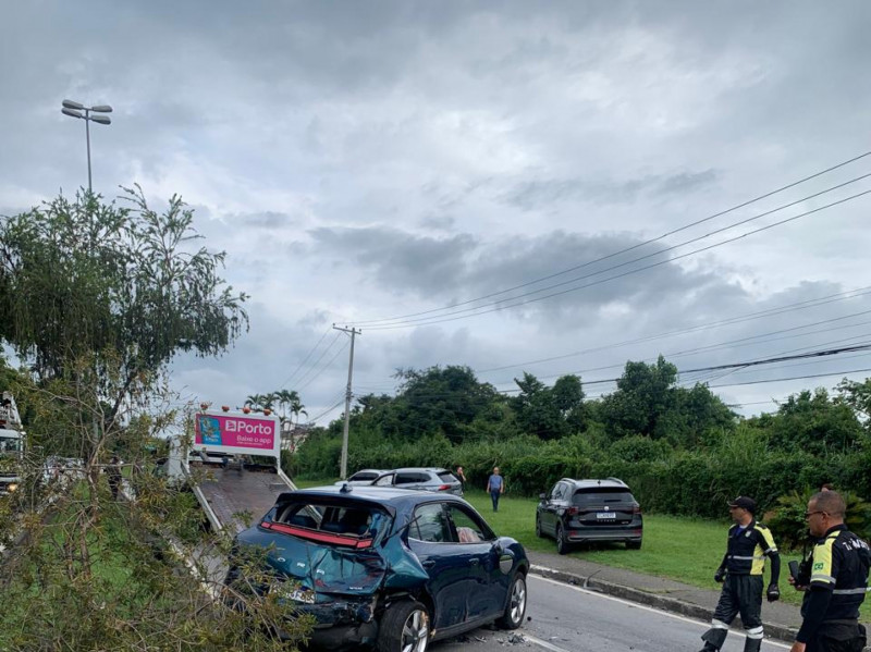 Acidente com quatro veículos congestiona a avenida São Paulo