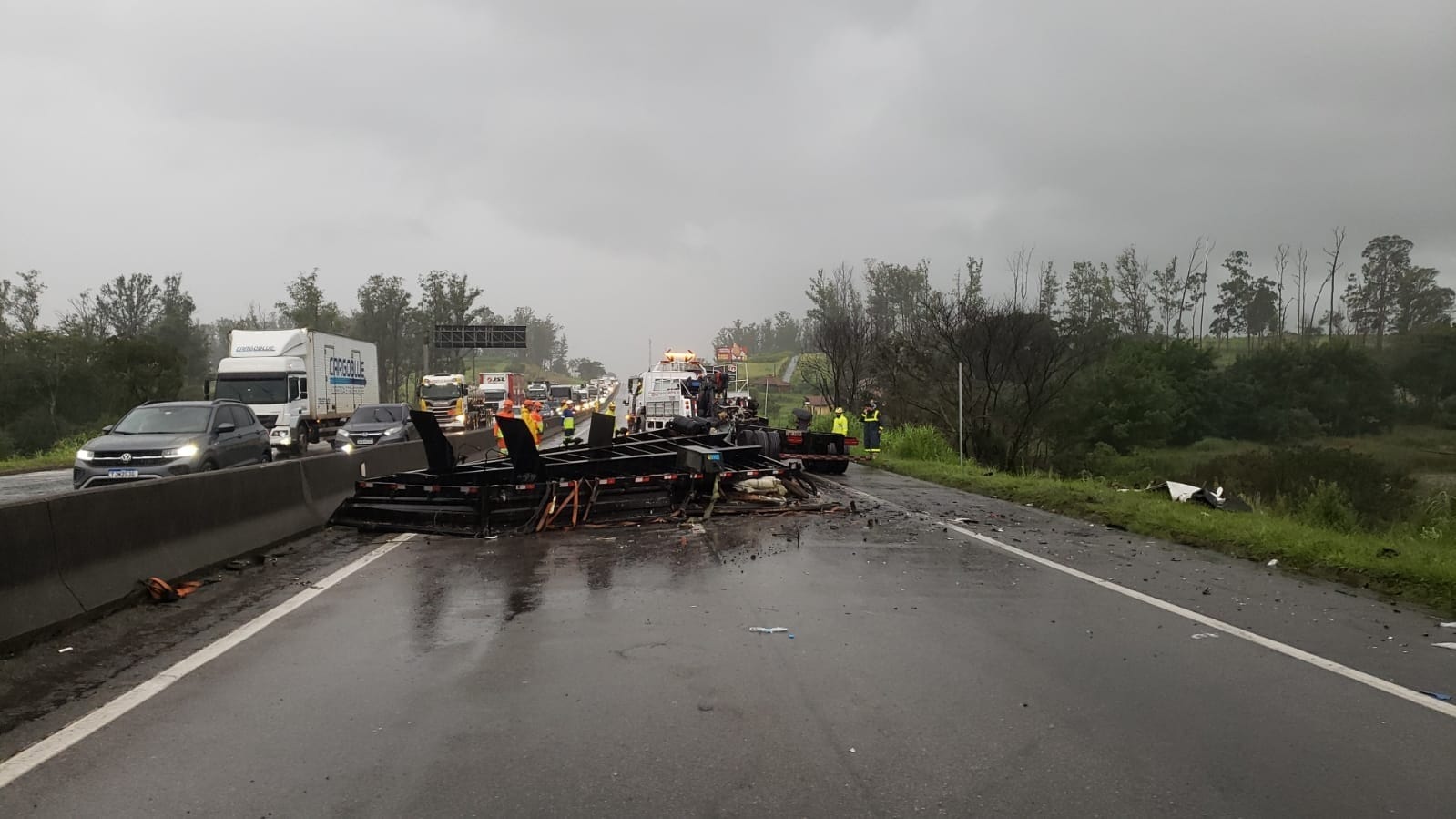 Acidente entre ônibus e veículo de carga bloqueia a Dutra em Pindamonhangaba - Band