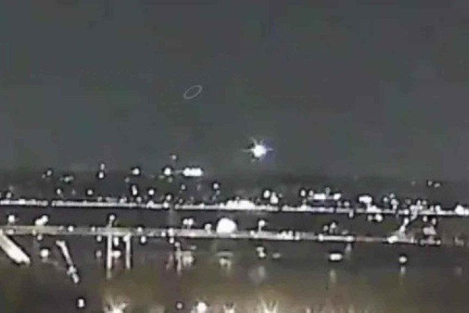 O avião da American Airlines pousava no Aeroporto Internacional Ronald Reagan, em Washington D.C., enquanto o helicóptero estava em um