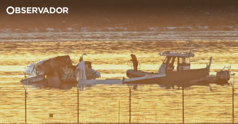 Autoridades confirmam ter recuperado caixa negra do avião. Estava apenas um funcionário a operar a torre de controlo na hora do acidente – Observador