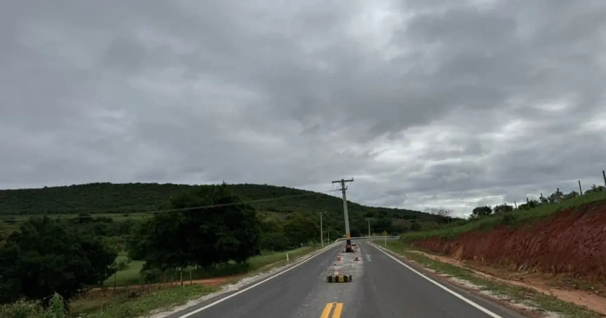 Bahia: Poste no meio da pista chama atenção de motoristas em BA-026 - Portal Voz do Campo