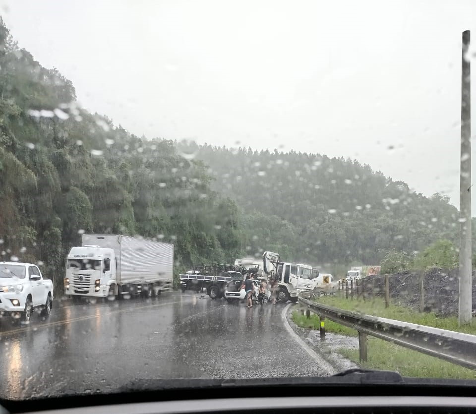 Mais um acidente na BR-386 em Pouso Novo; pista está parcialmente bloqueada