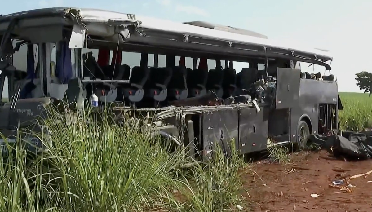 19 estudantes da mesma universidade morreram em acidente de ônibus em 2002