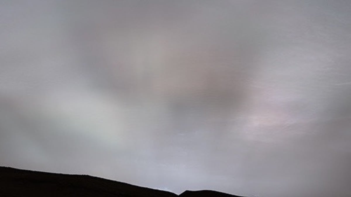 A curiosidade registrou nuvens de cor de arco-íris alienígenas varrendo Marte