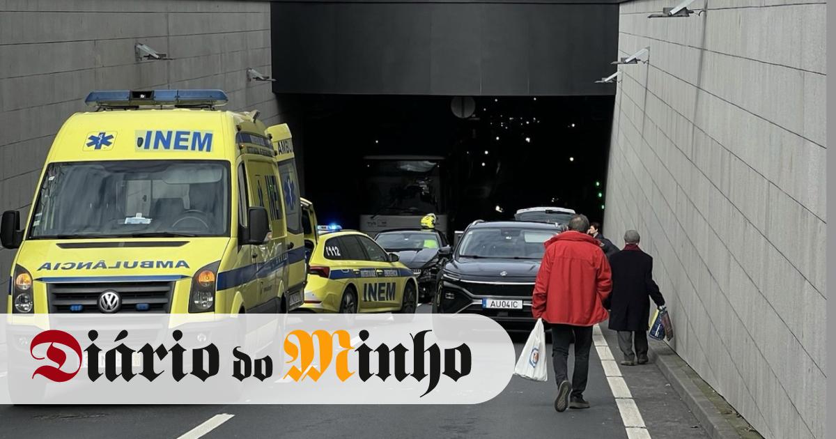 Acidente aparatoso provoca o caos na saída do túnel da Avenida da Liberdade, em Braga