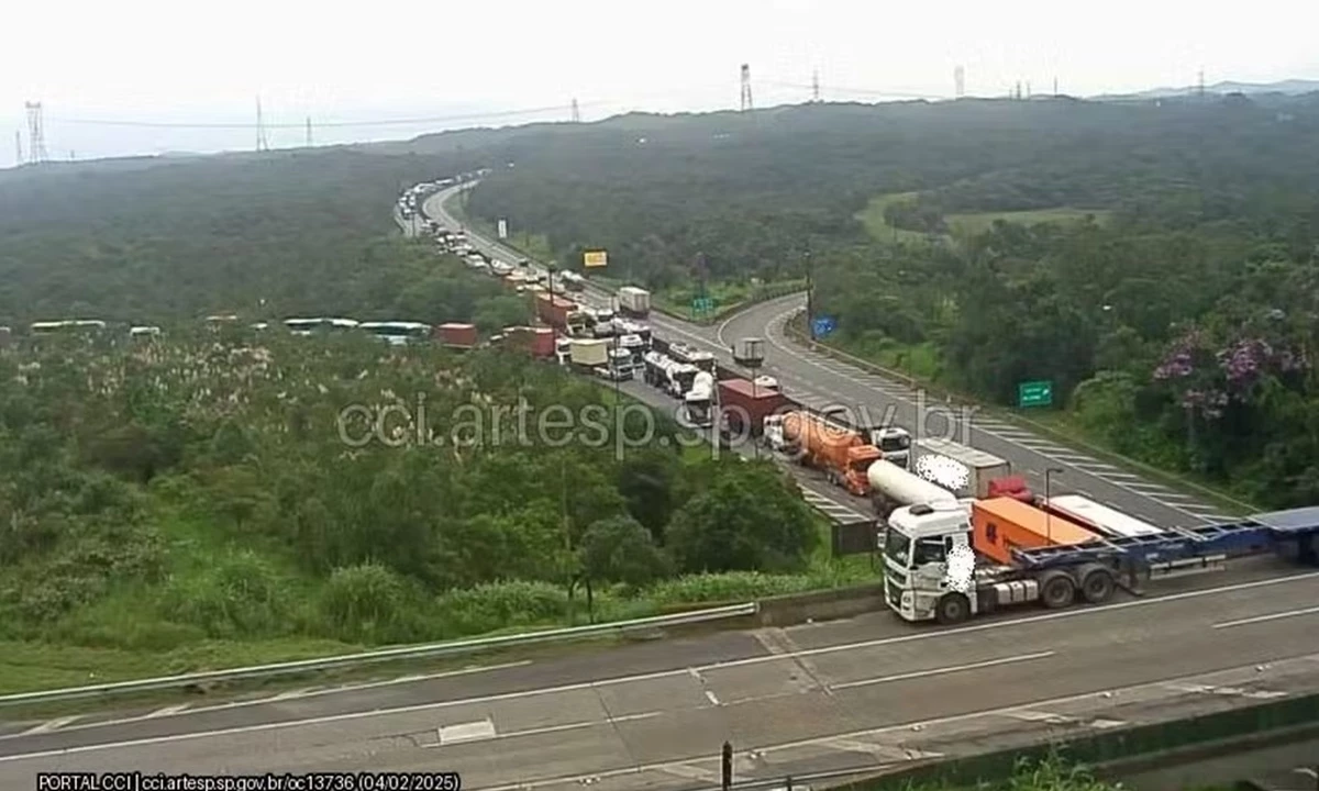 Acidente com cinco caminhões deixa Anchieta congestionada - 04/02/2025