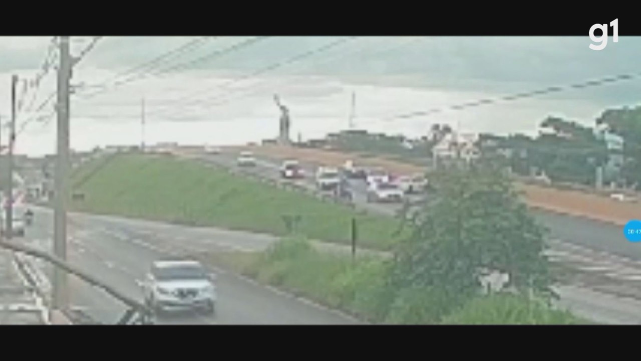 Acidente com quatro carros e uma carreta deixa vítima em estado grave em Sertãozinho