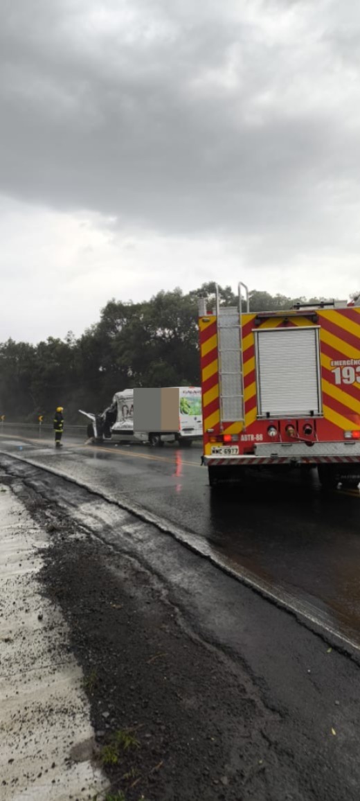 Acidente entre caminhão e van deixa vítima gravemente ferida na BR-282