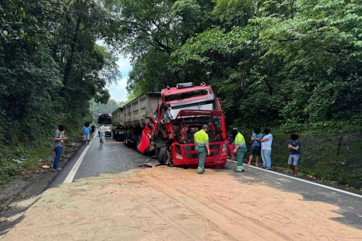 Acidente entre caminhões gera fila 'quilométrica' na Rodovia Anchieta