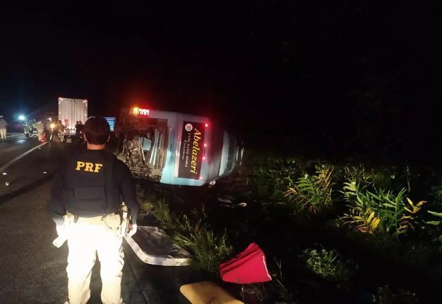 Acidente entre dois caminhões e um ônibus deixa 15 feridos no Paraná