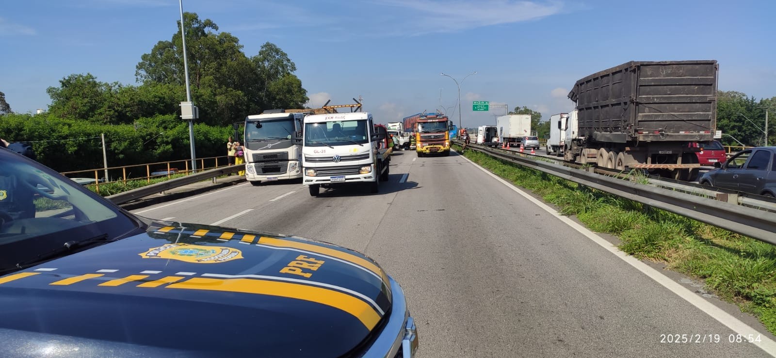 Acidente entre três caminhões deixa motorista gravemente ferido na Dutra, em Jacareí - G1