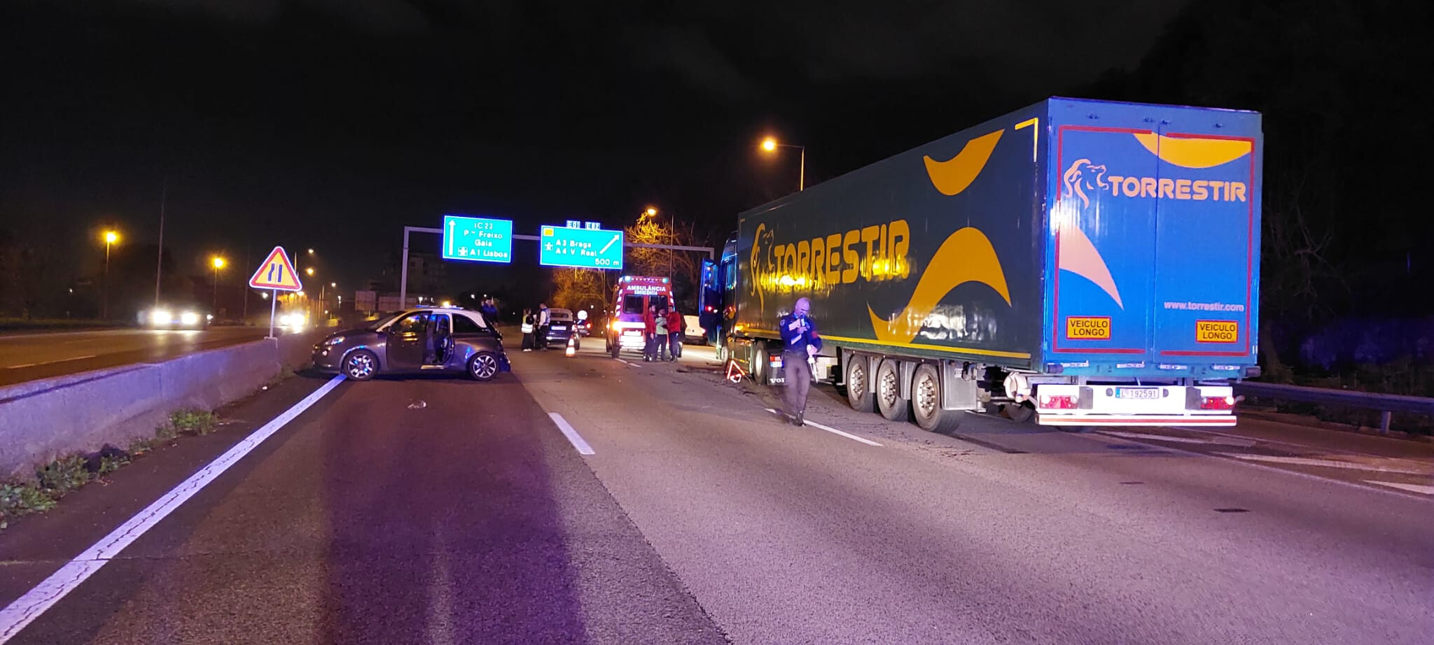 Acidente entre três carros e um camião corta VCI