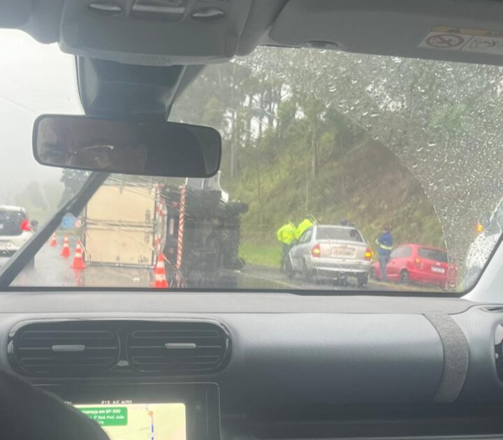Acidente envolve três carros e um caminhão - Agência 14News