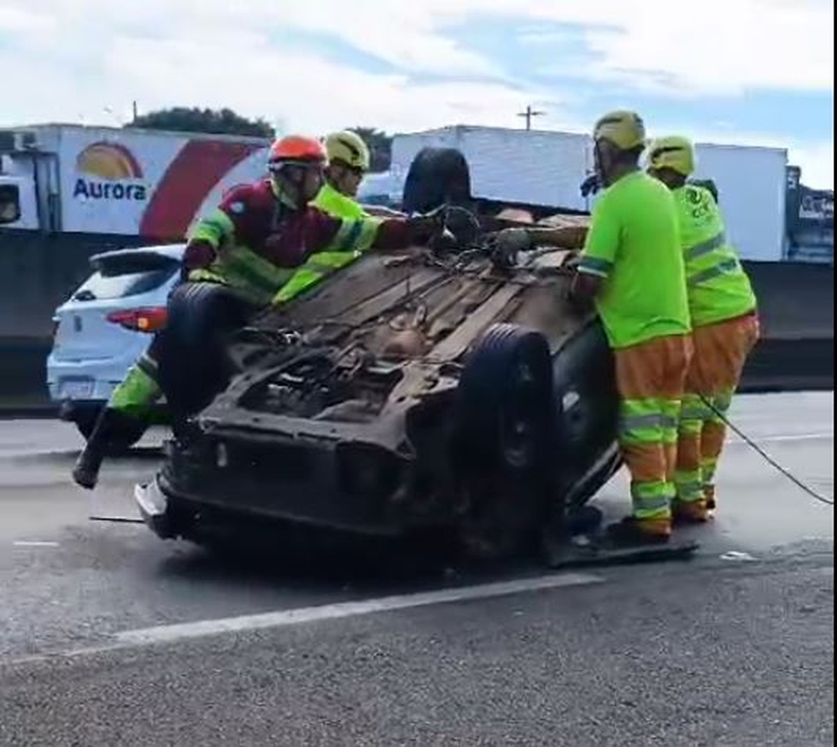 Acidente envolvendo dois carros deixa uma pessoa em estado grave em rodovia de Americana - G1
