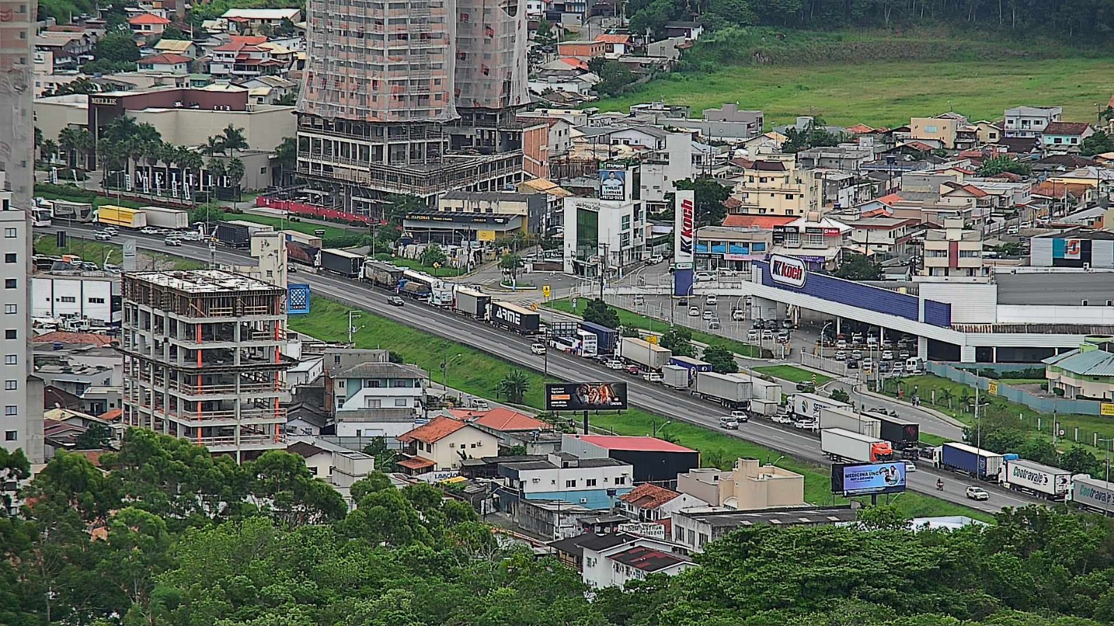 Acidente grave trava trecho crítico da BR-101 no Litoral de SC