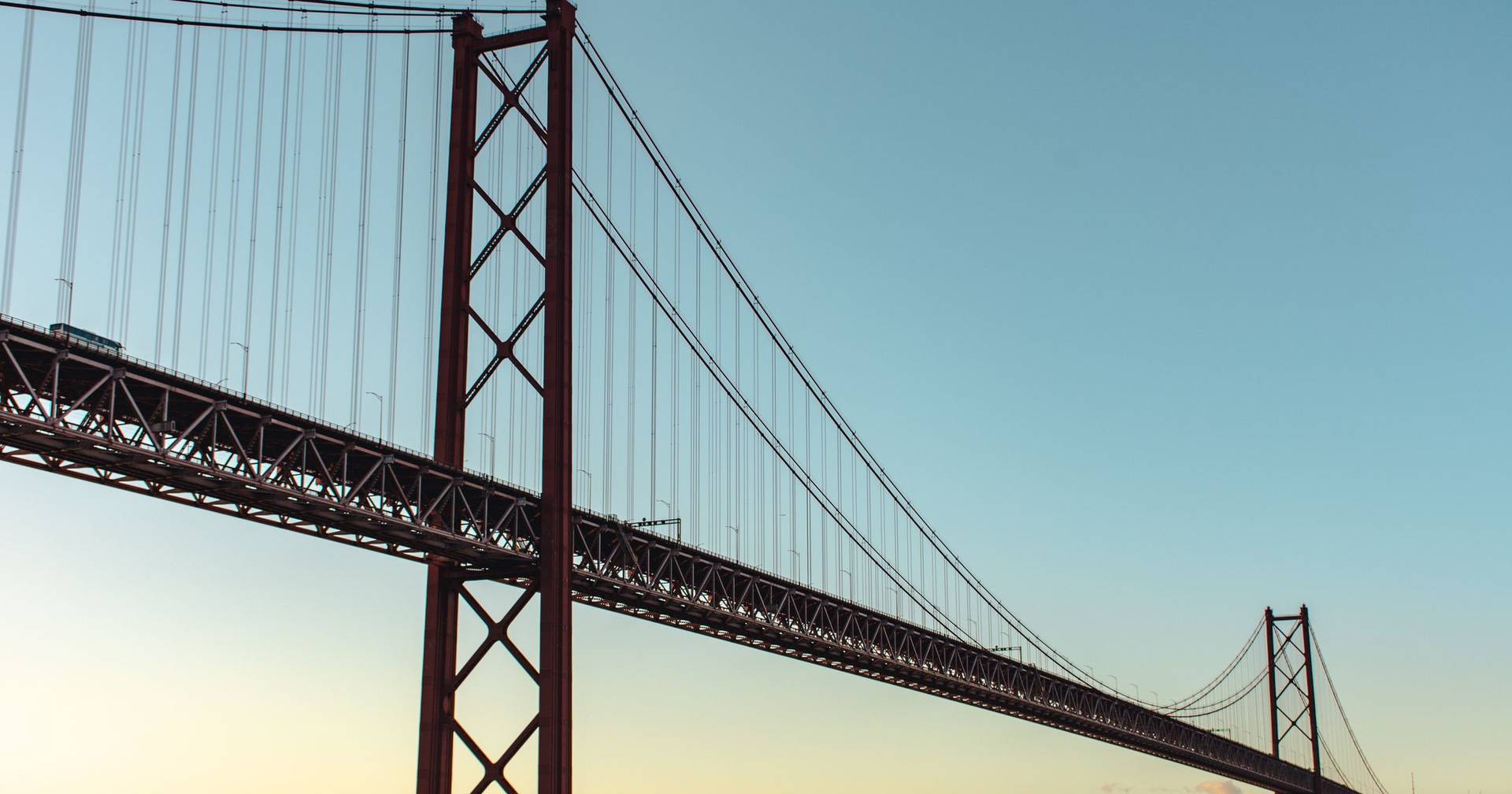 Acidente na Ponte 25 de Abril com nove viaturas faz um ferido