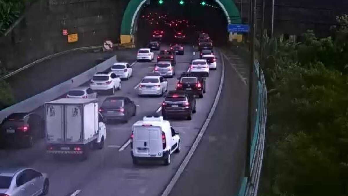 Acidente paralisa tráfego em sentido ao Litoral na Rodovia dos Imigrantes