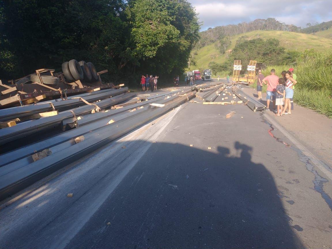 Às vésperas para o feriadão de Carnaval, acidente interdita a BR-381 na saída de Minas para ES