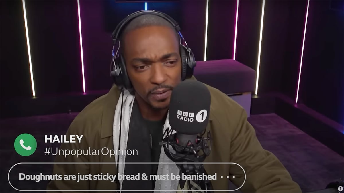 Assista Anthony Mackie Debate Opiniões Impopulares com Callers de Rádio BBC