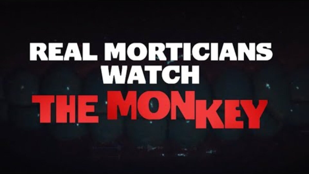 Assista Theo James e Osgood Perkins mostram o 'Macaco' de Morticianos de verdade