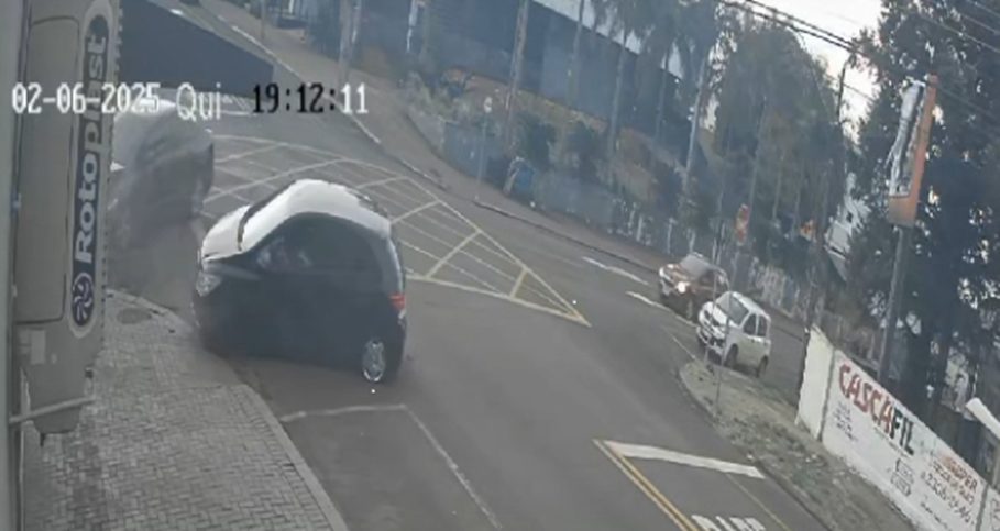 Câmera mostra acidente entre Onix e Civic no Centro de Cascavel | CGN