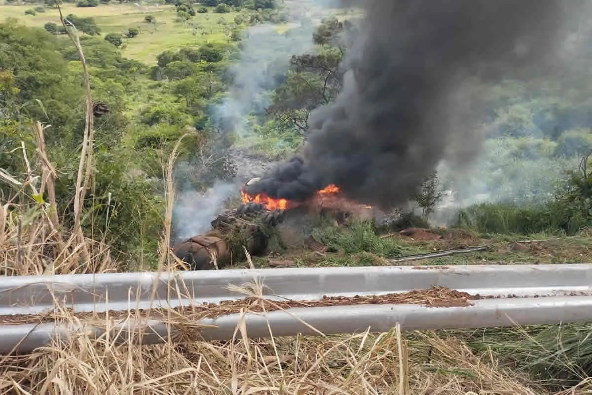 Carreta tomba, pega fogo e motorista morre em grave acidente em Picos - PORTAL RIACHAONET