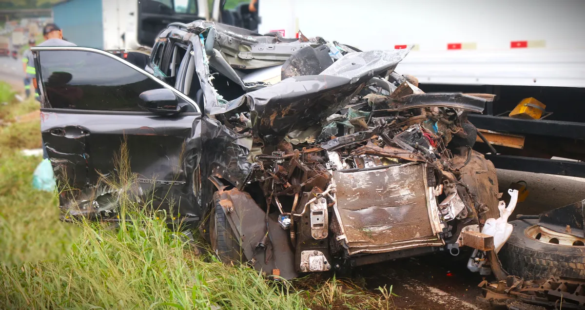 Carros ficam destruídos após grave acidente em PG; veja fotos