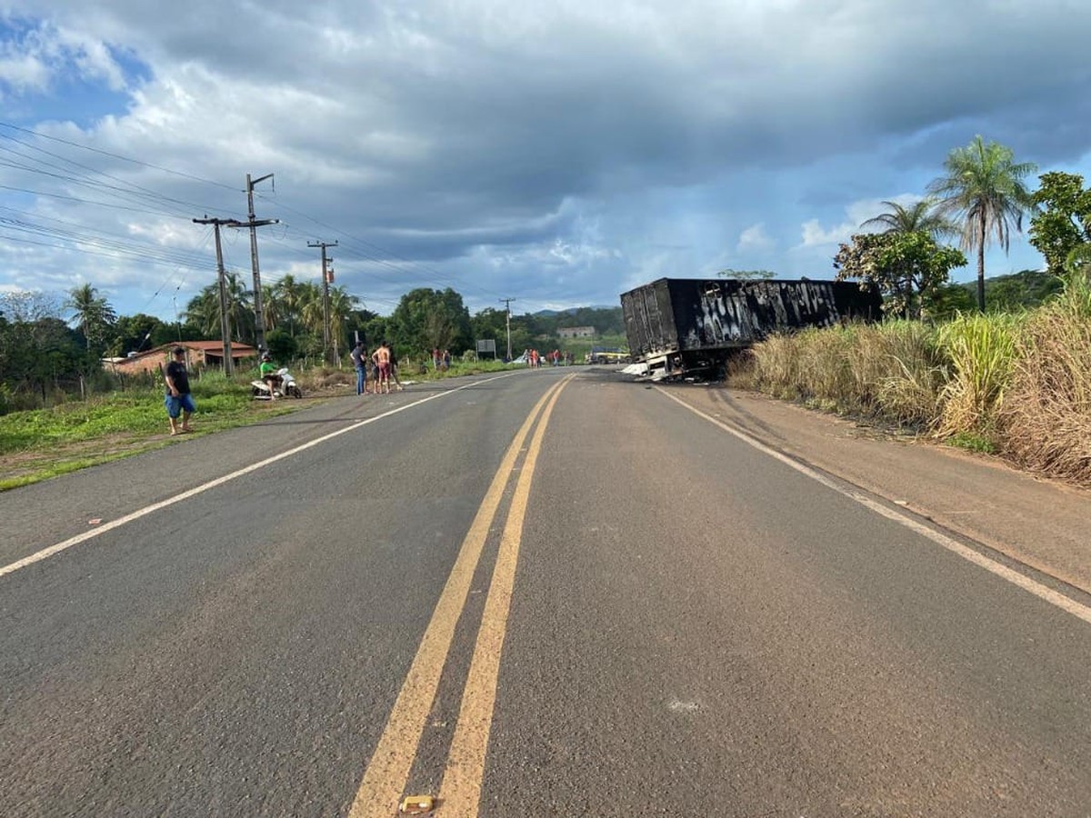Dois acidentes na BR-010 no MA deixam quatro mortos; duas vítimas morreram carbonizadas após caminhões pegarem fogo | Maranhão