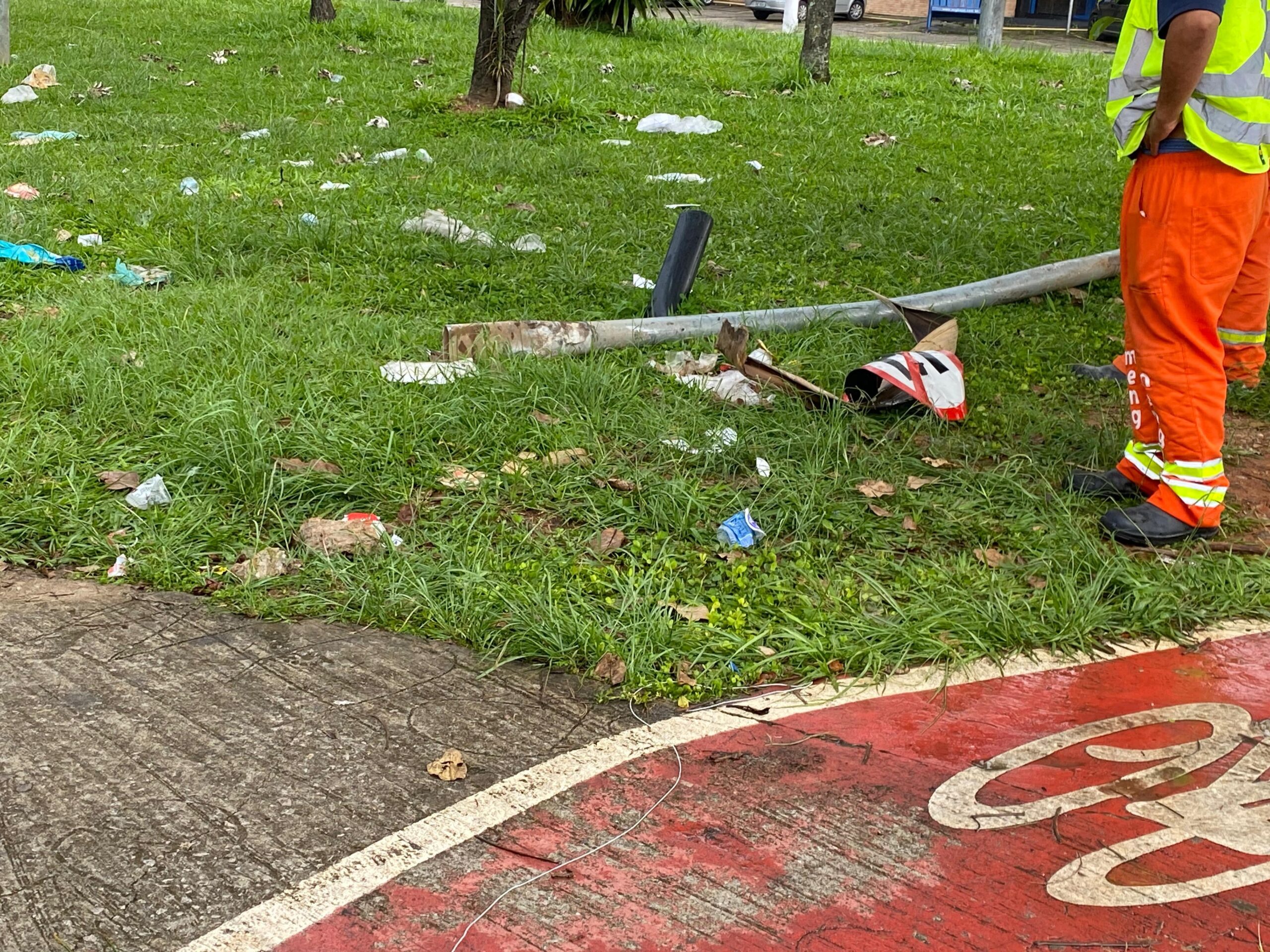 FOTOS: destroços do avião que caiu em SP ficam espalhados ao longo da avenida em que ...