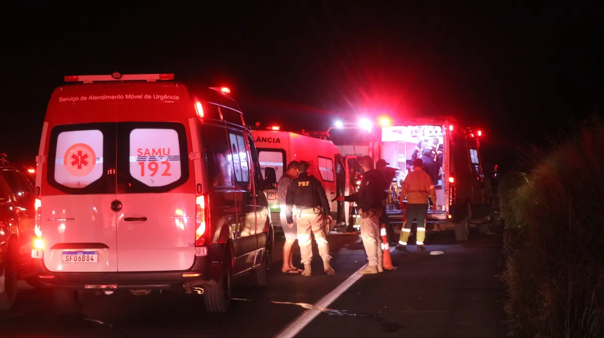 Fotos mostram como ficou ambulância após grave acidente com mãe e filho em PG