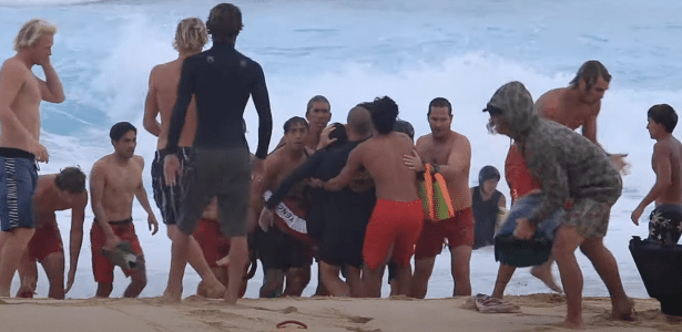 Makai McNamara sendo resgatado por outros surfistas e salva-vidas em Pipeline