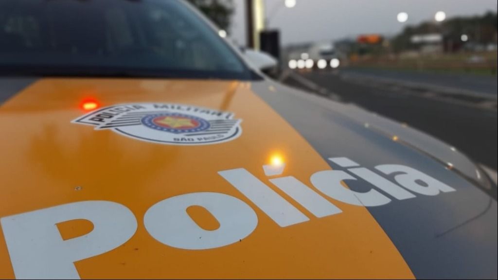 Motociclista morre após se envolver em acidente com caminhão na Anhanguera