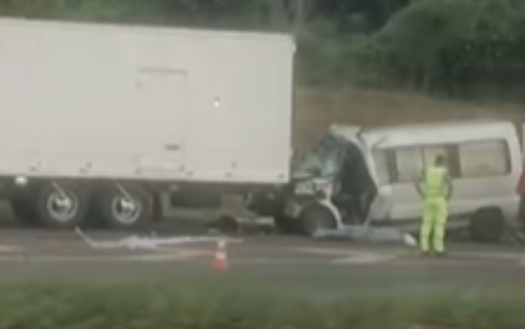 Motorista e passageiro morrem em acidente envolvendo van e caminhão carregado com ... - G1