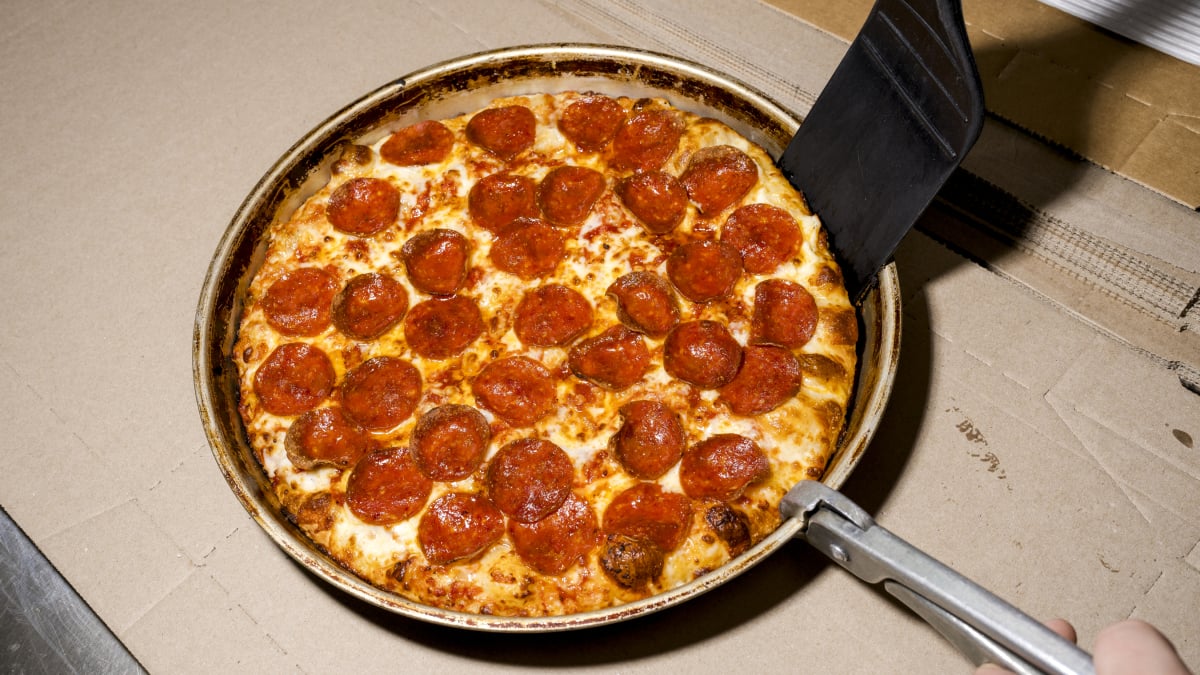 O Domino's está lançando um perfume de pepperoni para o Dia dos Namorados. Veja como obter o seu de graça.