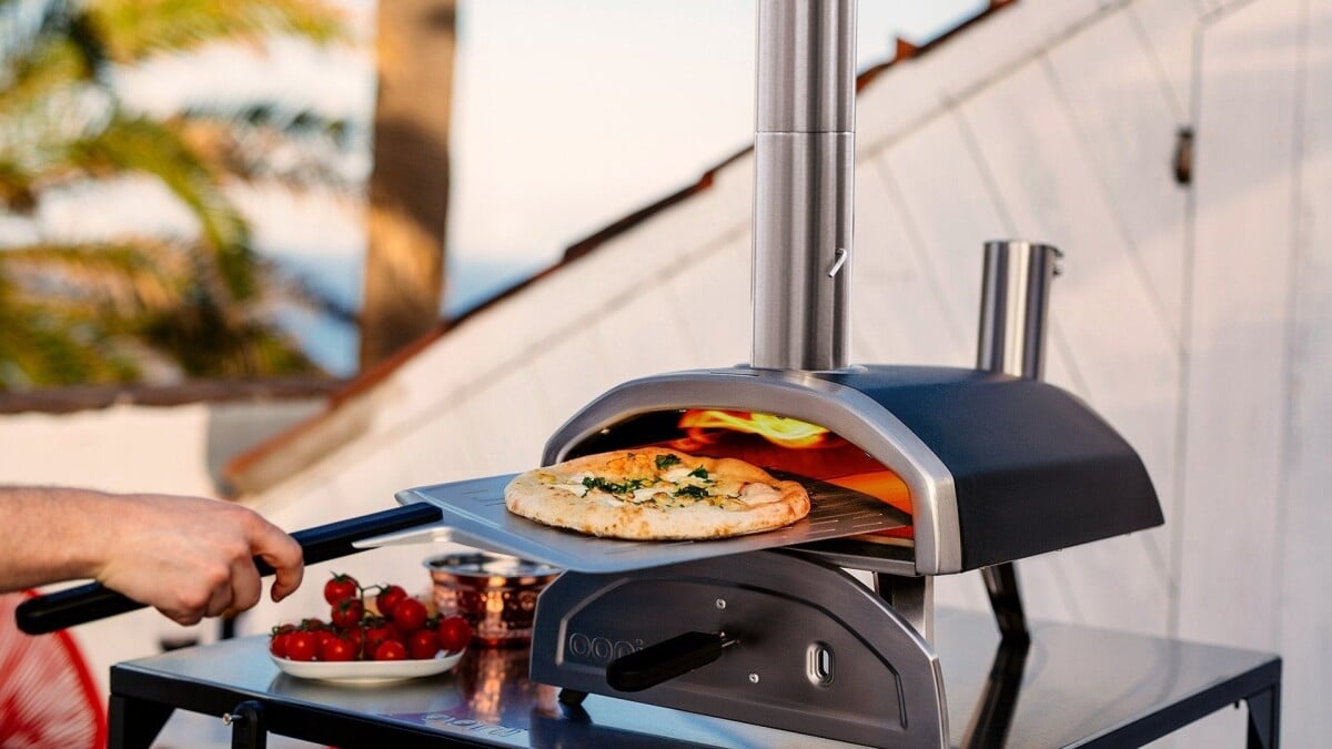 O Ooni Wood Pellet Pizza forn custa US $ 100 antes da temporada de churrasco do quintal