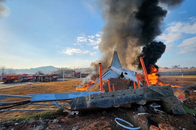 Um Boeing 737-8AS da companhia aérea Jeju Air que vinha da Tailândia bateu em um muro ao pousar de forma emergencial em um aeroporto na cidade sul-coreana de Muan, no último dia 28 de dezembro -  (crédito:  AFP)