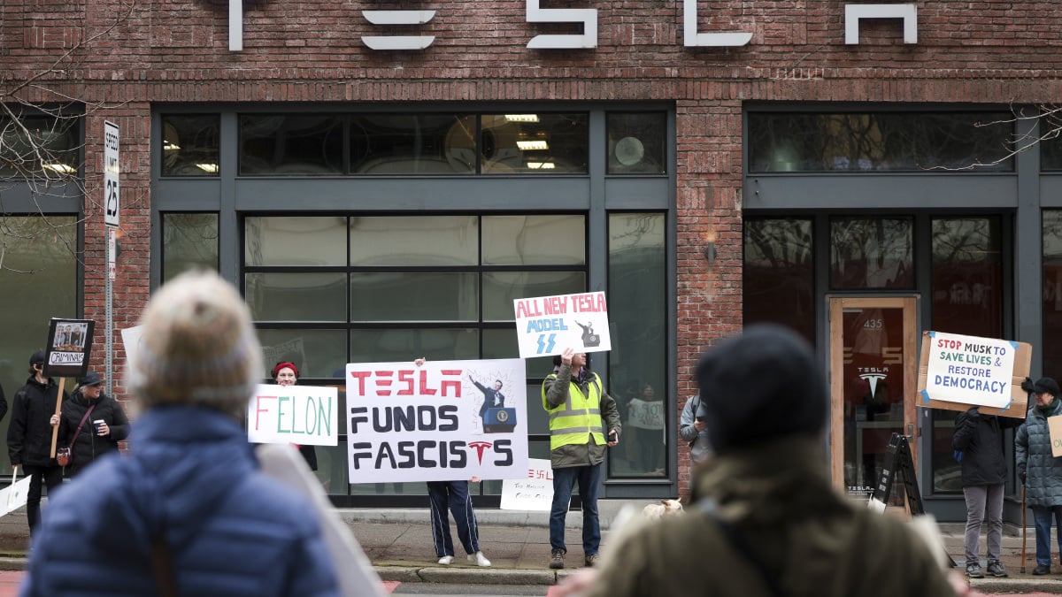 Os manifestantes rejeitam 'fascista Elon Musk' em dezenas de showrooms de Tesla em todo o país