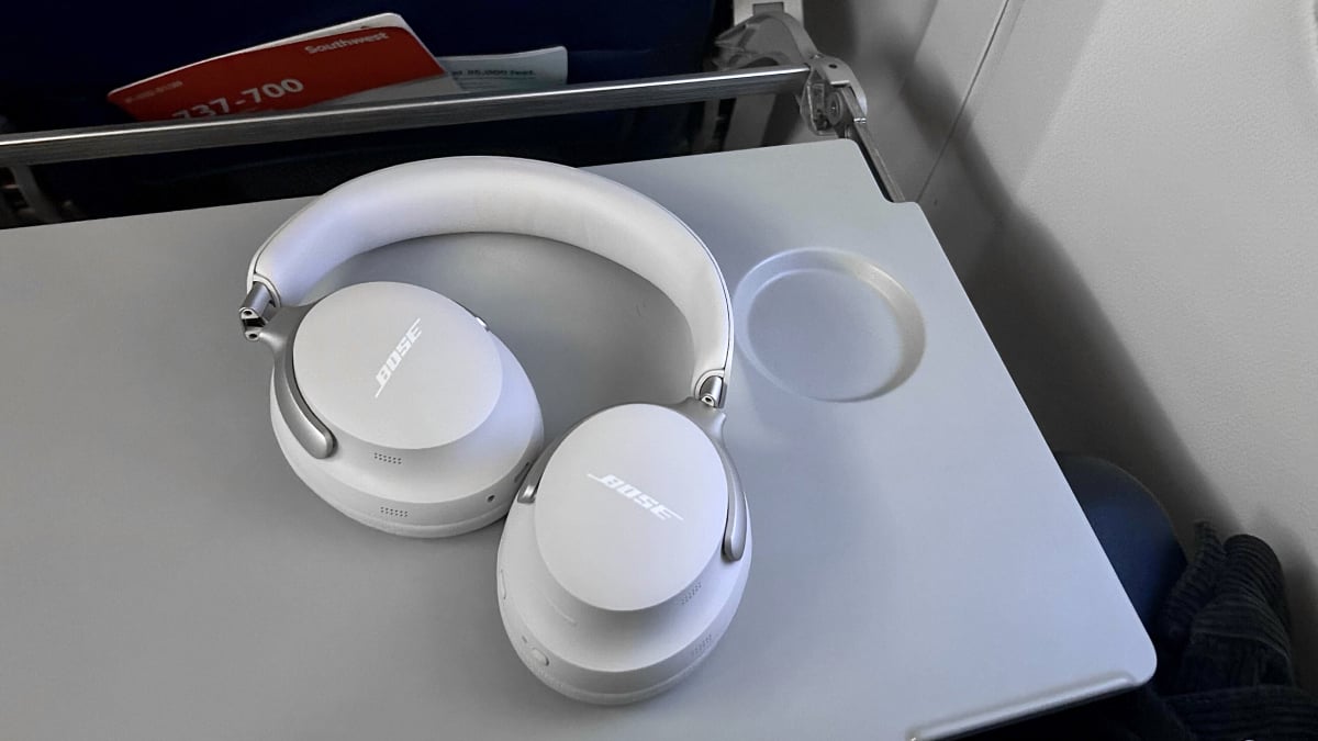 Os melhores fones de ouvido com cancelamento de ruído para voar tornam as viagens aéreas sugarem um pouco menos