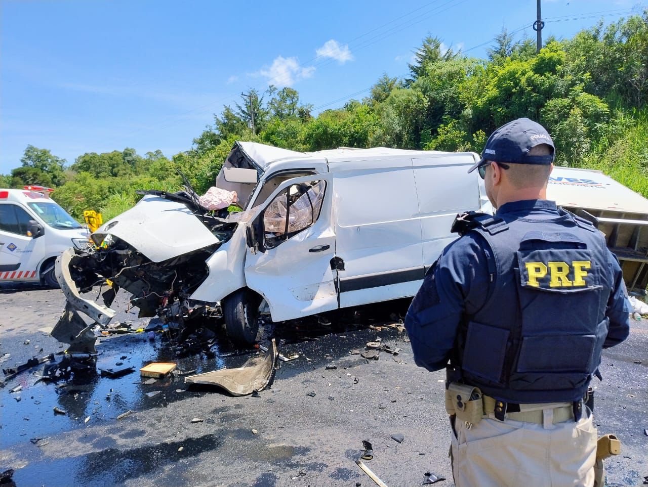 PRF confirma duas mortes em acidente entre Van e caminhão na BR-277 | CGN