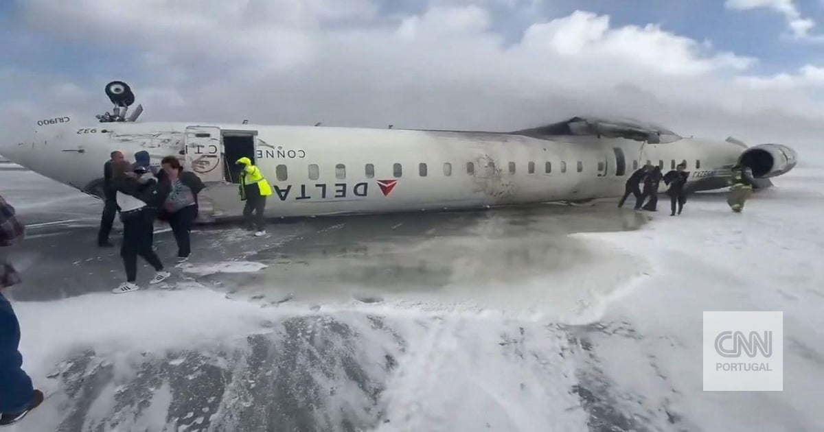 "Pendurados como morcegos": por dentro do aparatoso acidente de avião de Toronto em que por milagre ninguém morreu