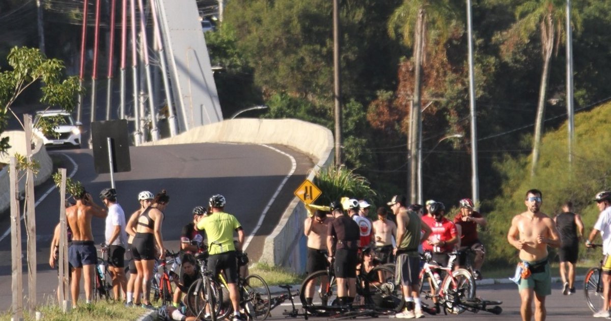 Polícia investiga circunstâncias de acidente entre ciclistas que deixou homem morto, em Porto Alegre