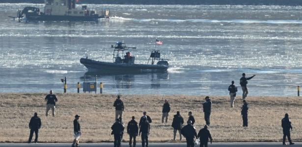 Equipes de resgate vasculham as águas do rio Potomac em busca dos corpos das vítimas do acidente entre um avião e um helicóptero em Washington