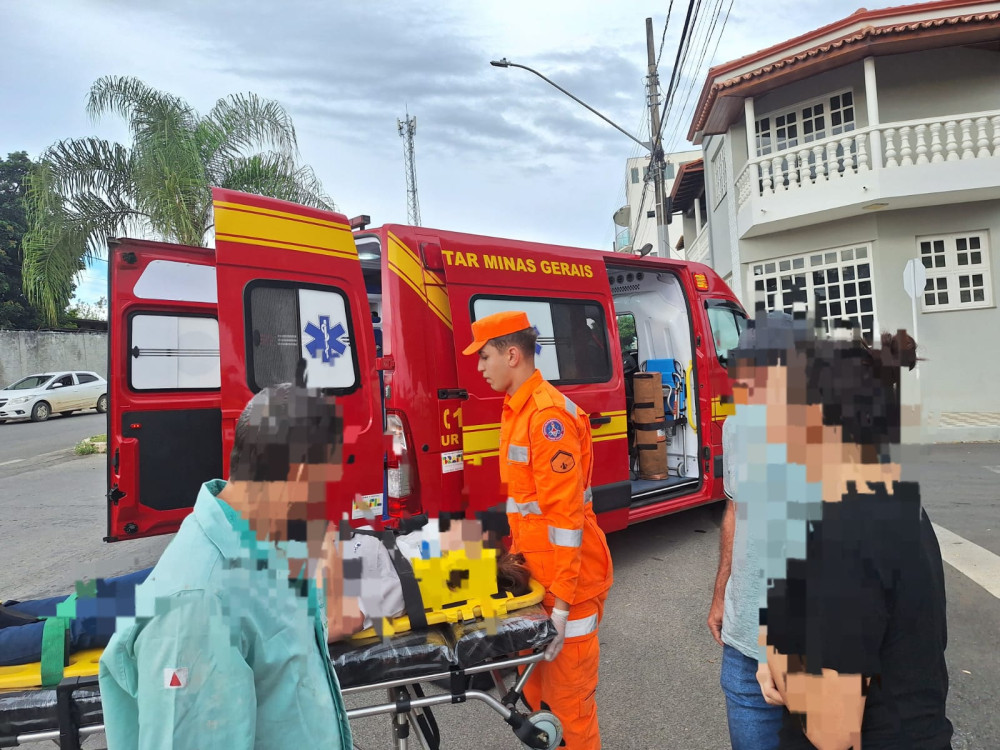 Portal Arcos - Acidente no bairro Santo Antônio entre automóvel e motocicleta deixa uma pessoa ferida